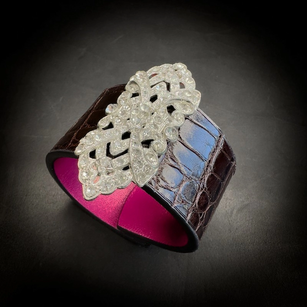 Bracelet manchette en alligator brun glacé et broche Art Déco ancienne sertie de strass – pièce unique Madame Royale Bracelet manchette en alligator brun glacé et broche Art Déco ancienne sertie de strass – pièce unique Madame Royale