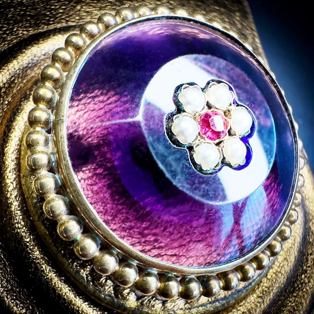 Détail de la broche ancienne Napoléon III au cabochon violet – bracelet manchette cuir femme VIOLETTE Détail de la broche ancienne Napoléon III au cabochon violet – bracelet manchette cuir femme VIOLETTE