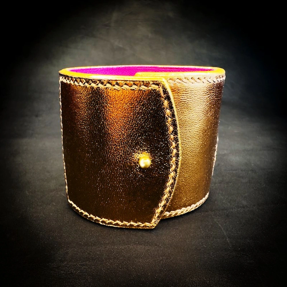 Détail de la fermeture par bouton de col en laiton signé Poursin Paris – Bracelet manchette cuir femme VIOLETTE Détail de la fermeture par bouton de col en laiton signé Poursin Paris – Bracelet manchette cuir femme VIOLETTE