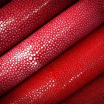 galuchat rouge cerise poncé texture cuir marin luxe perles naturelles