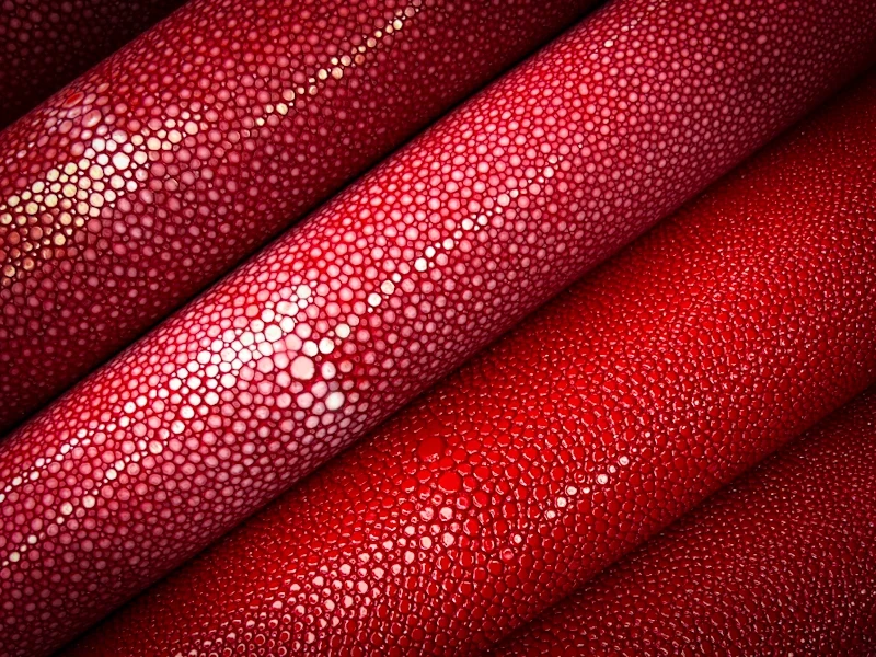 galuchat rouge cerise poncé texture cuir marin luxe perles naturelles