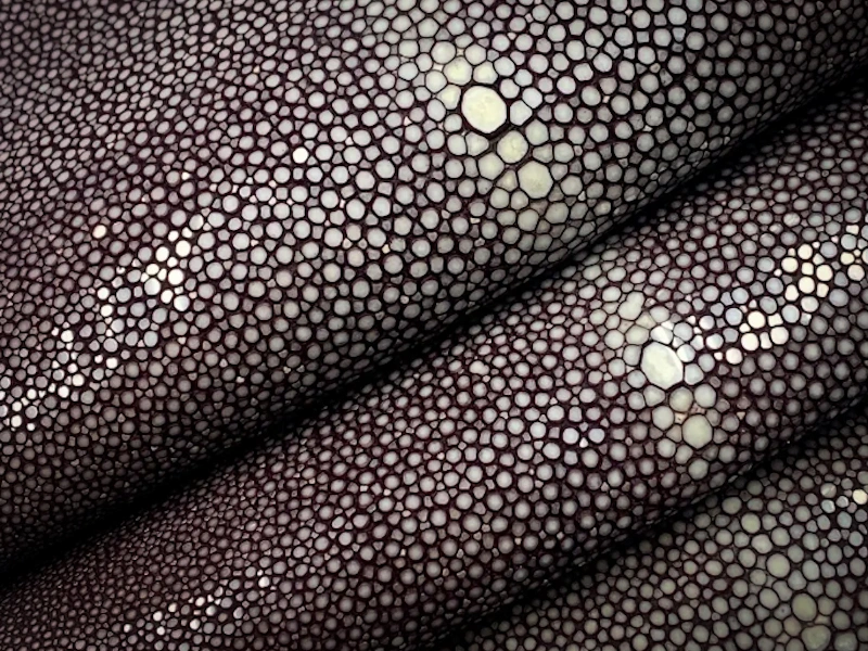 cuir galuchat texture perlée cuir de luxe détail galuchat