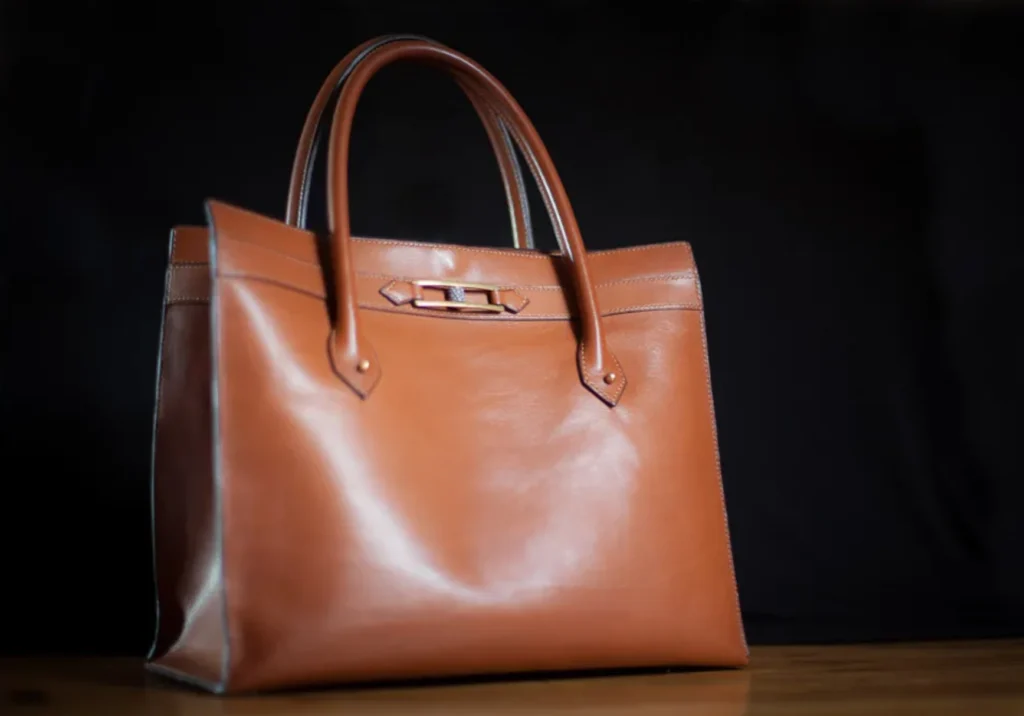 Sac cabas en veau gold fait et cousu main en France – Madame Royale