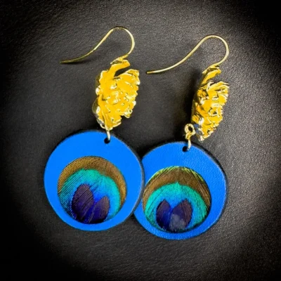 Boucles d'oreilles en agneau bleu cobalt et véritables plumes de paon