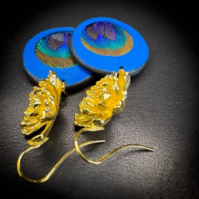 Boucles d&rsquo;oreilles en agneau bleu cobalt et véritables plumes de paon – Pièce unique