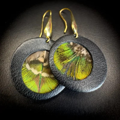 Boucles d'oreilles en agneau noir et véritables plumes de paon naturelles, dorées à l'or fin 24 carats