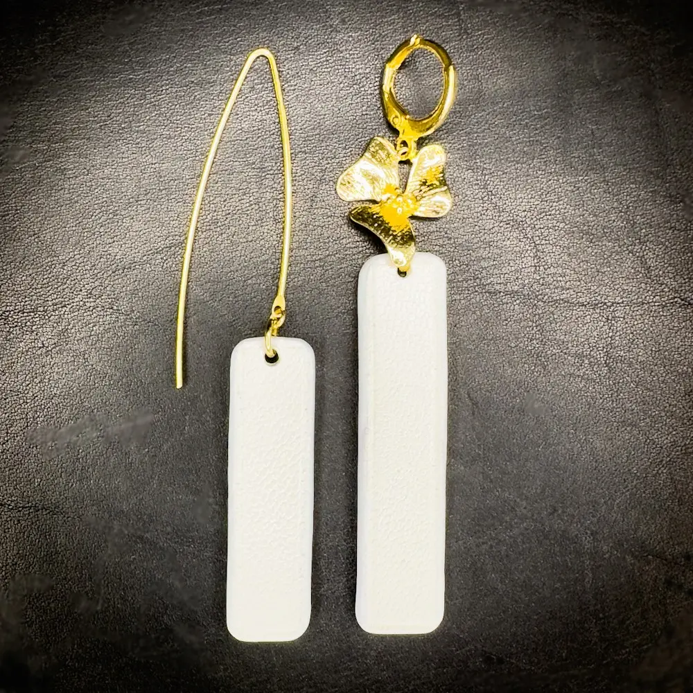 Boucles d'oreilles asymétriques en agneau blanc et laiton doré à l'or fin 24K fabriquées à la main