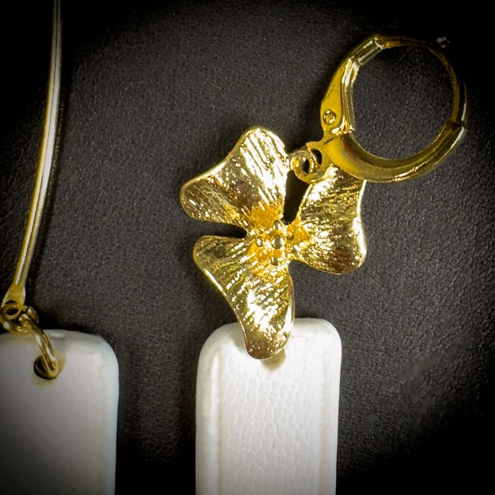 Boucles d'oreilles asymétriques en agneau blanc – Pièce unique Madame Royale Boucles d'oreilles asymétriques en agneau blanc – Pièce unique Madame Royale