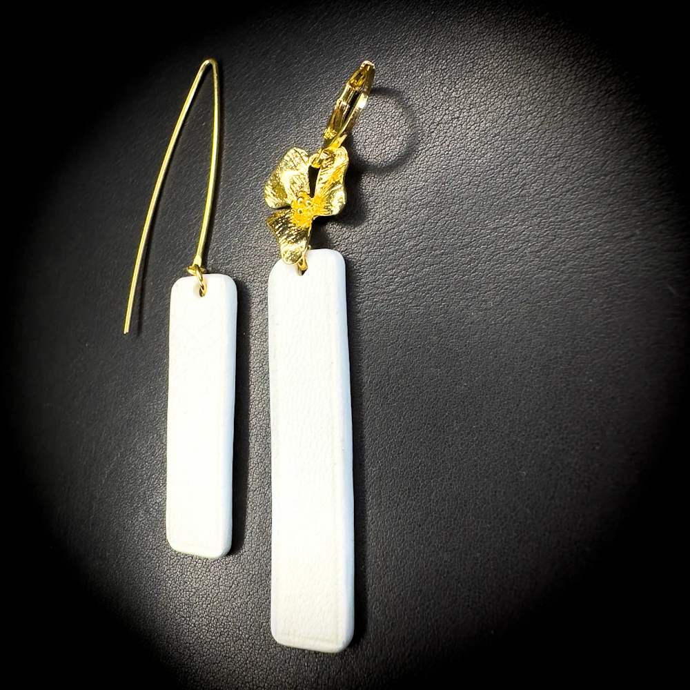 Boucles d'oreilles asymétriques en agneau blanc – Pièce unique Madame Royale Boucles d'oreilles asymétriques en agneau blanc – Pièce unique Madame Royale