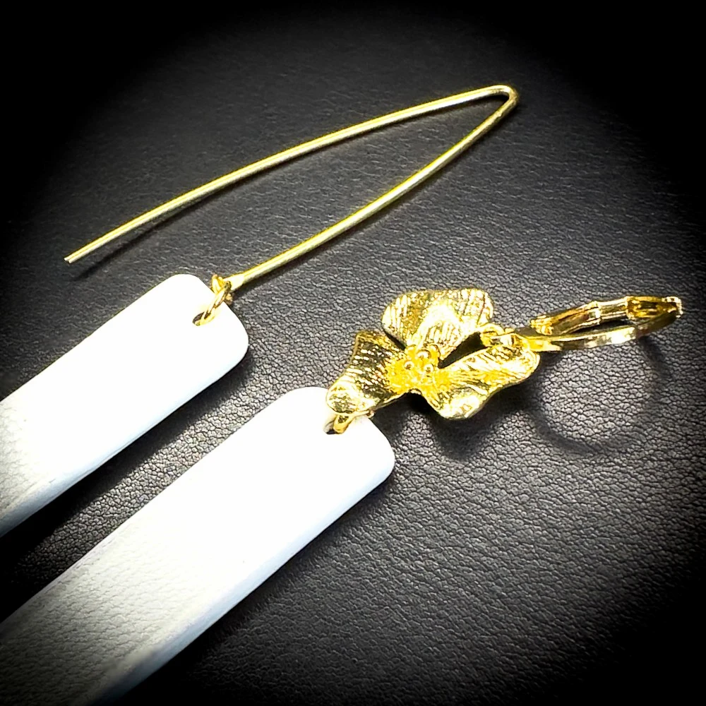 Boucles d'oreilles asymétriques en agneau blanc – Pièce unique Boucles d'oreilles asymétriques en agneau blanc – Pièce unique