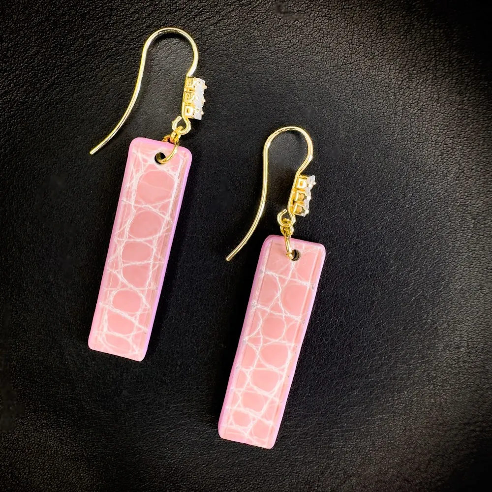 Création artisanale en véritable alligator rose brillant et zirconiums. Boucles d'oreilles en alligator rose brillant et zirconiums