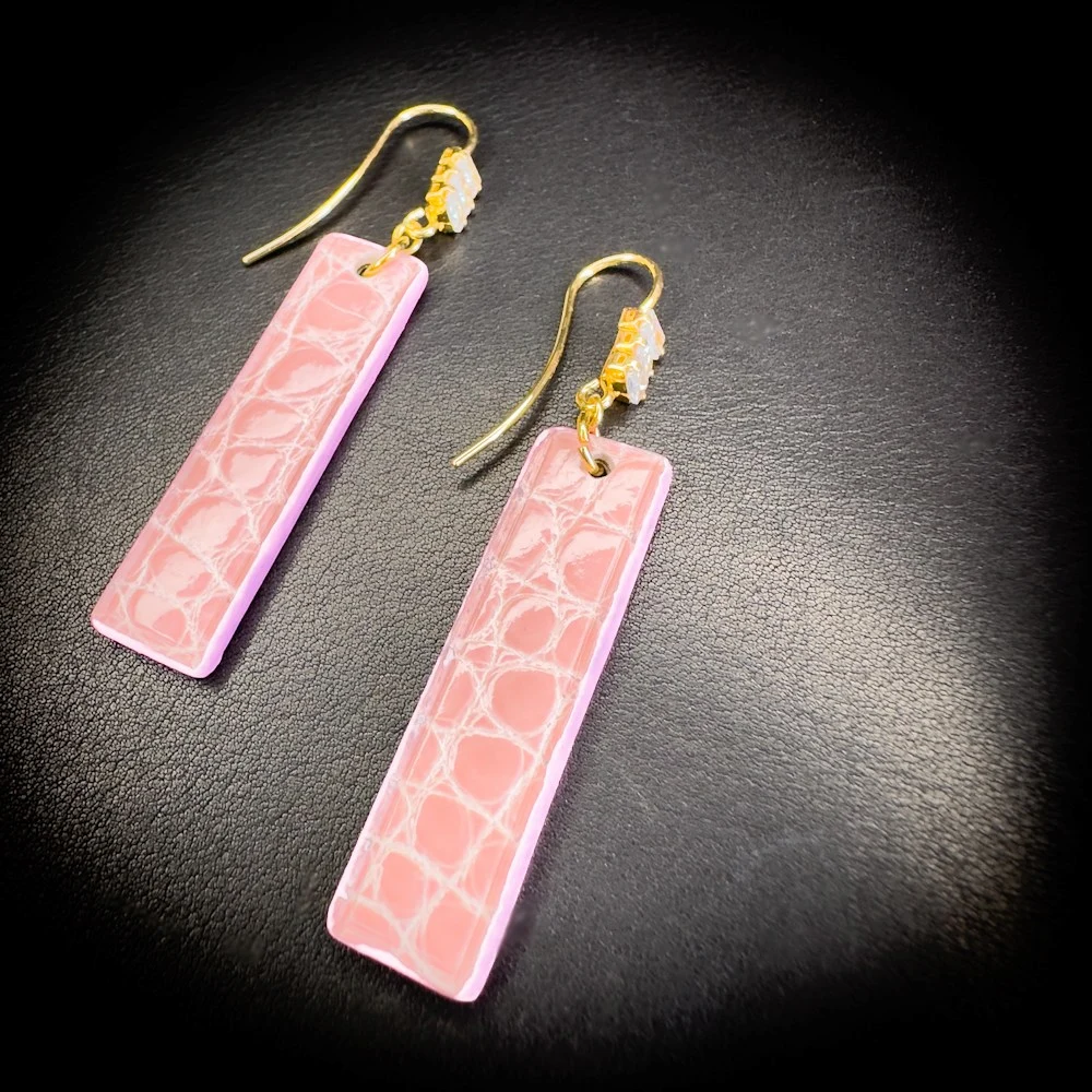 Pièce unique en véritable alligator rose brillant et zirconiums. Pièce unique en véritable alligator rose brillant et zirconiums.
