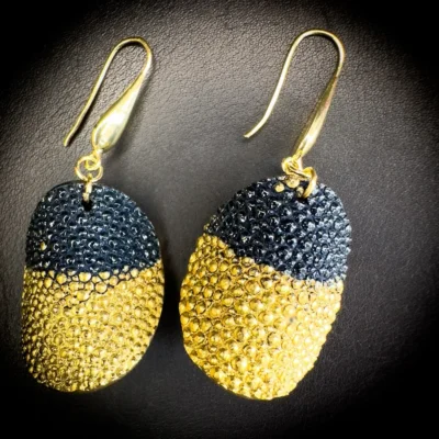 Boucles d'oreilles en galuchat noir grain caviar et pigments dorés, montées sur laiton doré à l'or fin 24 carats