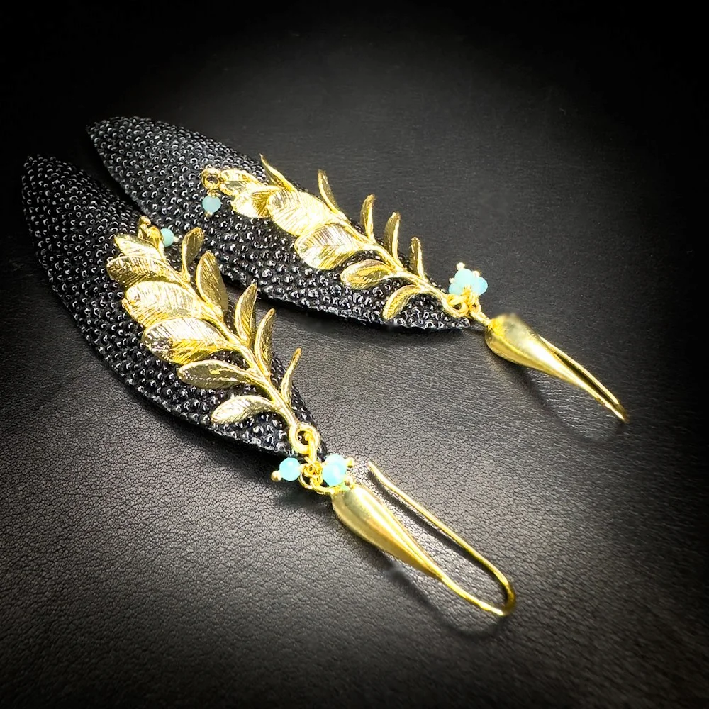 Détail des boucles d'oreilles en galuchat noir grain caviar et amazonite – Pièce unique Détail des boucles d'oreilles en galuchat noir grain caviar et amazonite – Pièce unique