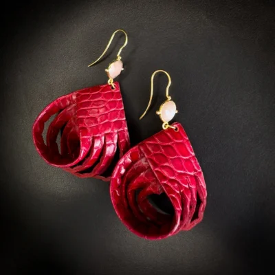 Boucles d'oreilles en alligator rouge cerise, pierre de lune rose et laiton doré à l'or fin 24 carats
