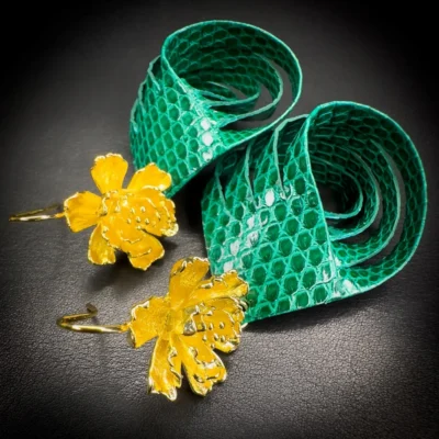 Boucles d'oreilles en lézard vert émeraude et laiton doré à l'or fin 24 carats