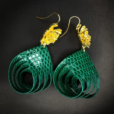 Boucles d'oreilles en lézard vert émeraude et laiton doré à l'or fin 24 carats
