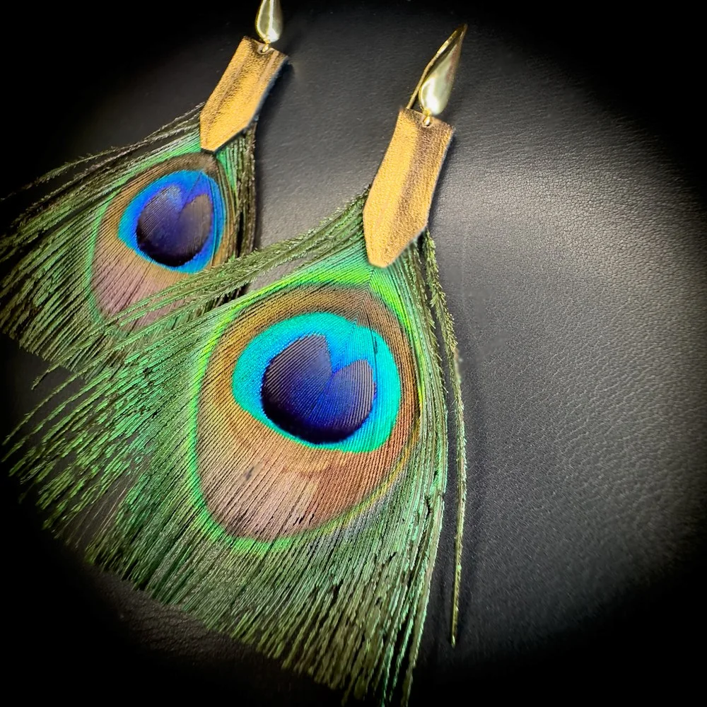 Les reflets naturels des plumes de paon révèlent des nuances bleu, vert et bronze. Les reflets naturels des plumes de paon révèlent des nuances bleu, vert et bronze.