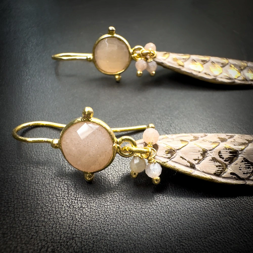 Pierre de lune rose facettée et python véritable rose poudré – création artisanale Madame Royale Pierre de lune rose facettée et python véritable rose poudré – création artisanale Madame Royale