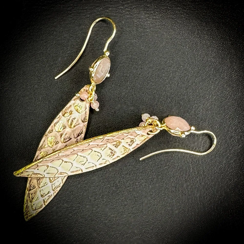 Création artisanale Madame Royale en python rose poudré, pierre de lune rose et laiton doré à l'or fin 24 carats. Création artisanale Madame Royale en python rose poudré, pierre de lune rose et laiton doré à l'or fin 24 carats.
