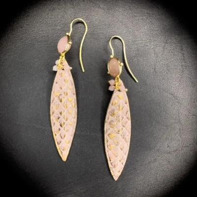 Boucles d'oreilles en python rose poudré et pierre de lune rose