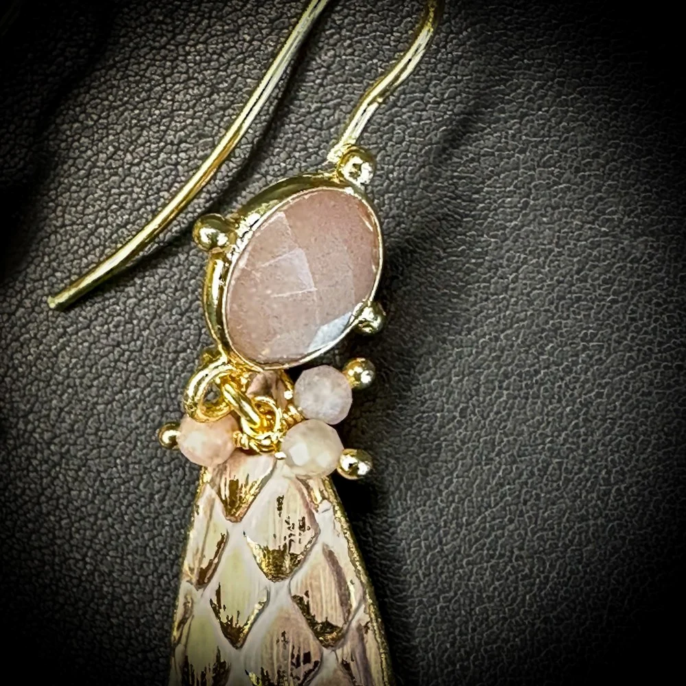 Pierre de lune rose facettée, grelots en pierre de lune et python véritable rose poudré – création artisanale Madame Royale Pierre de lune rose facettée, grelots en pierre de lune et python véritable rose poudré – création artisanale Madame Royale