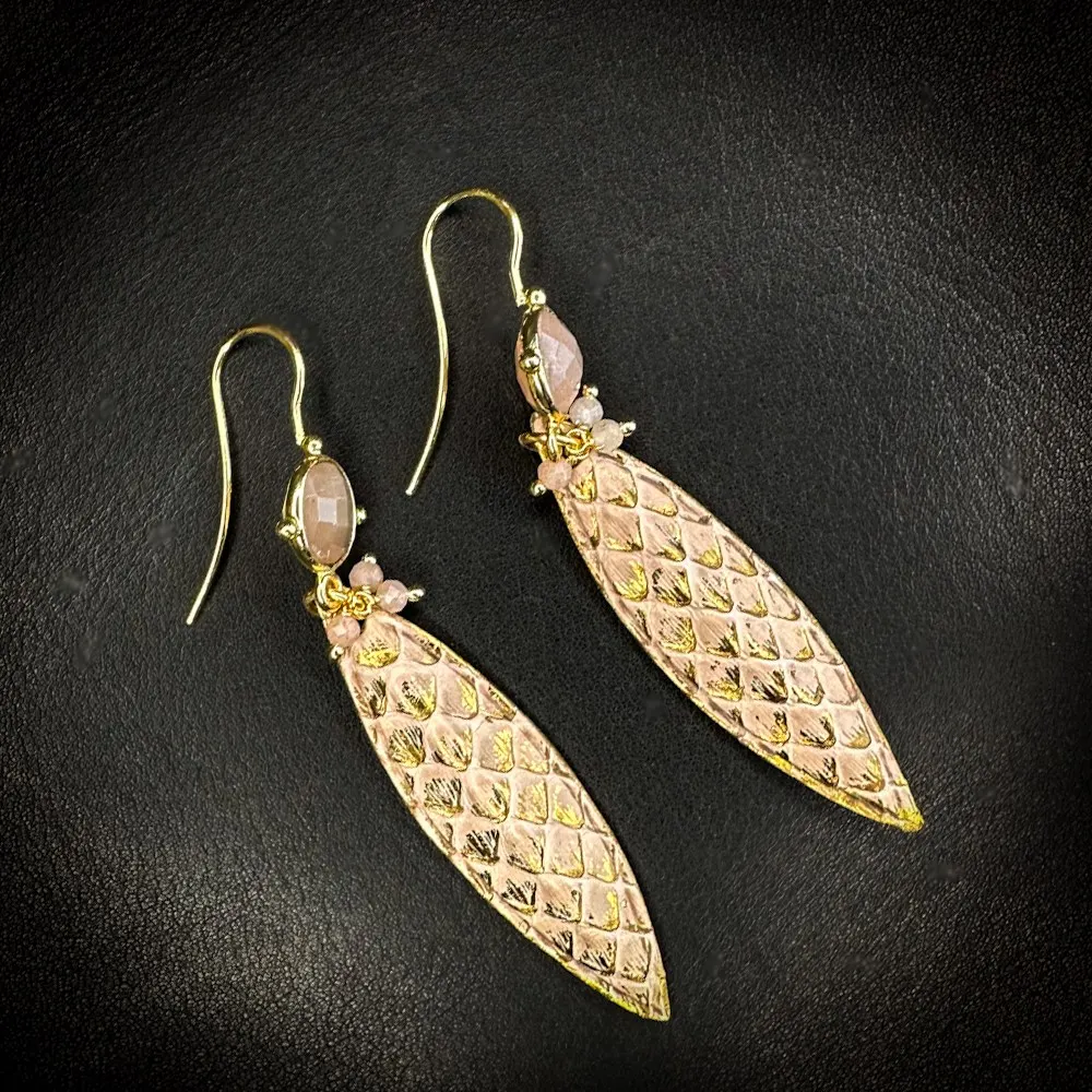 Boucles d'oreilles artisanales en python rose poudré, pierre de lune rose et laiton doré à l'or fin 24 carats – Madame Royale Boucles d'oreilles artisanales en python rose poudré, pierre de lune rose et laiton doré à l'or fin 24 carats – Madame Royale