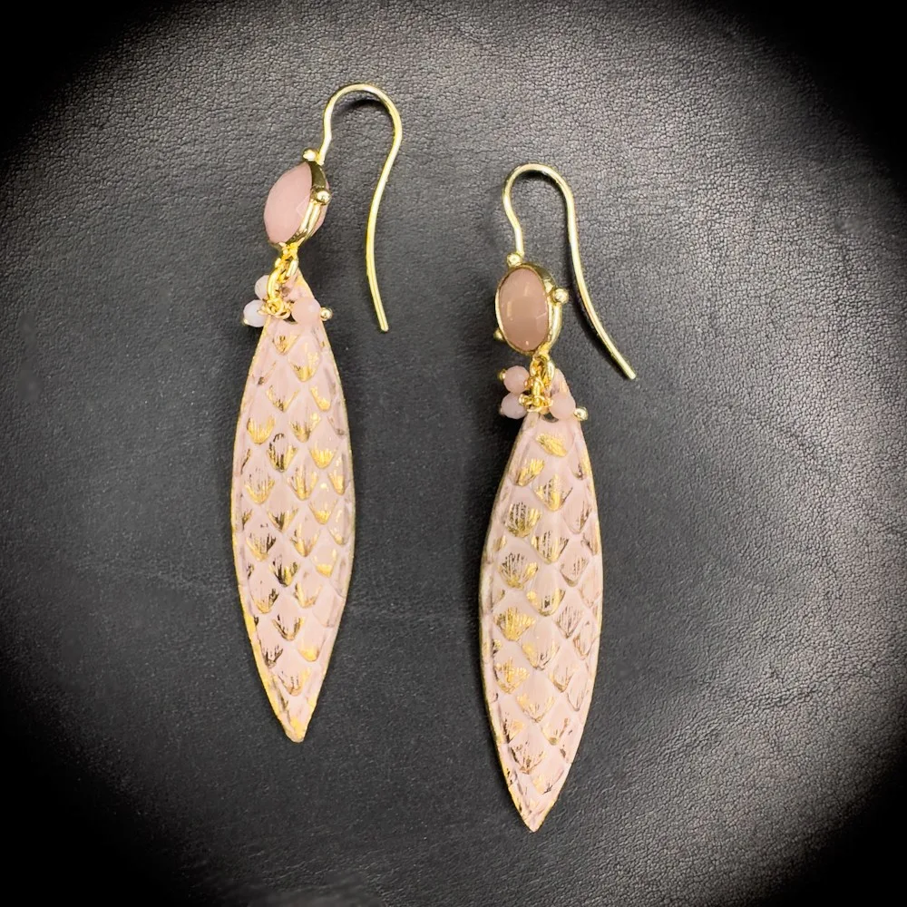 Boucles d'oreilles artisanales en python rose poudré, pierre de lune rose et laiton doré à l'or fin 24 carats – Madame Royale Boucles d'oreilles en python rose poudré et pierre de lune rose
