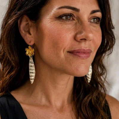 Boucles d'oreilles en python sable et or avec fleur dorée et apprêts en laiton doré à l'or fin 24 carats