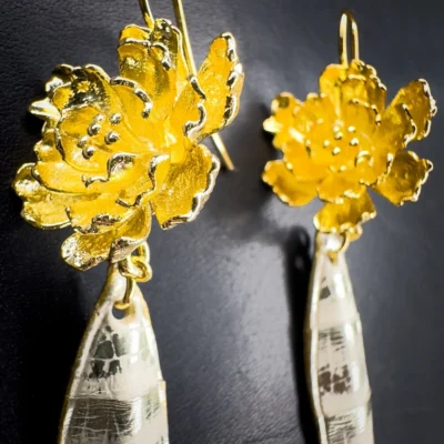 Boucles d'oreilles en python sable et or avec fleur dorée et apprêts en laiton doré à l'or fin 24 carats