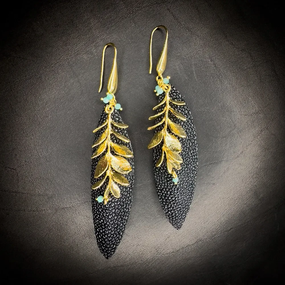 Boucles d'oreilles en galuchat noir grain caviar, amazonite et laiton doré à l'or fin 24 carats – Pièce unique Boucles d'oreilles en galuchat noir grain caviar, amazonite et laiton doré à l'or fin 24 carats – Pièce unique