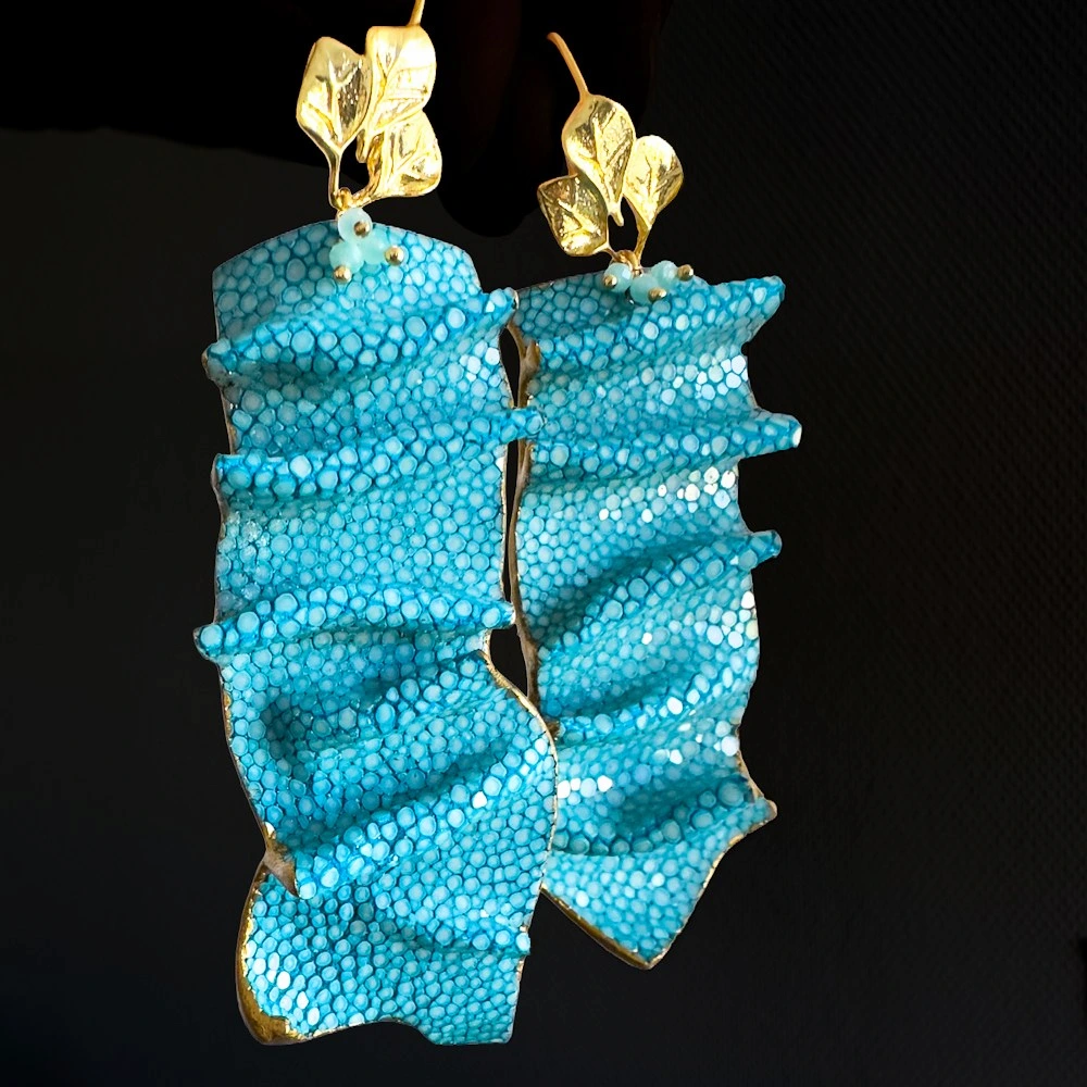 Boucles d'oreilles en galuchat turquoise plissé avec apprêts en laiton doré à l'or fin 24 carats